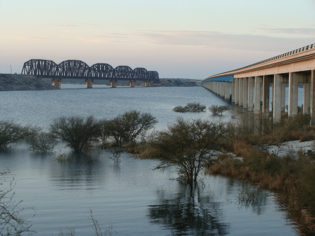 LAKE AMISTAD