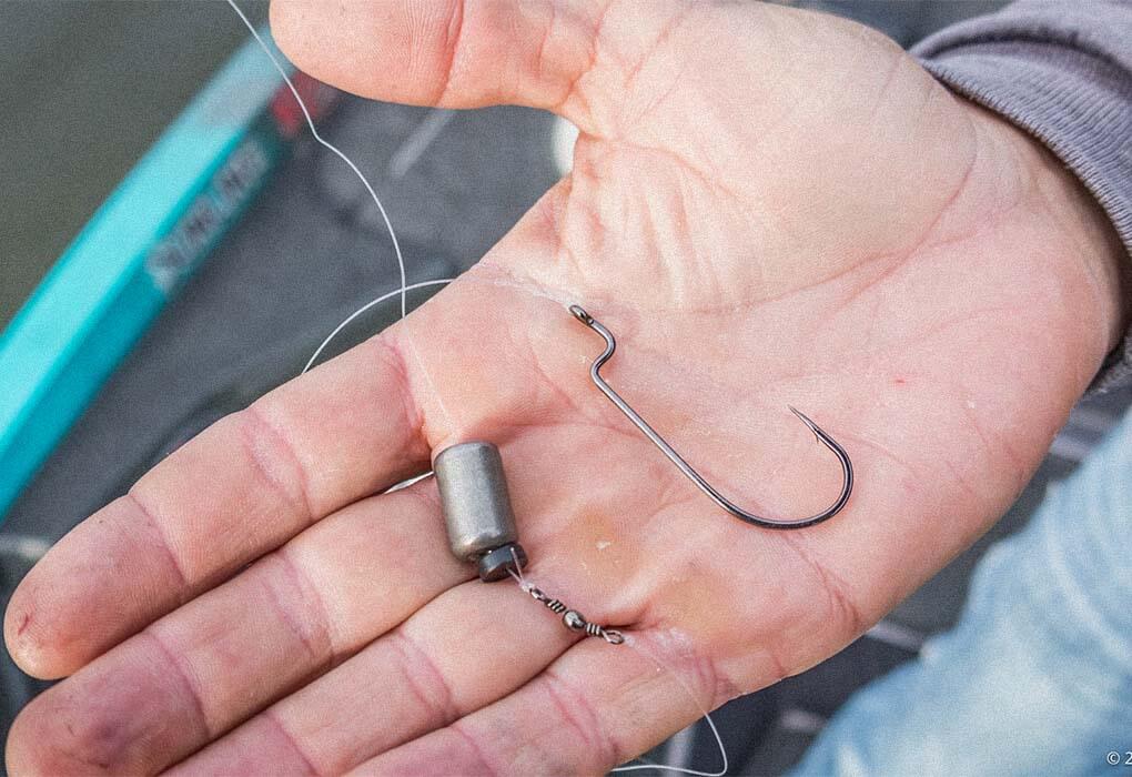 rigging a carolina rig for bass fishing (photo source: https://majorleaguefishing.com/tips/2018-11-26-carolina-rigging-with-castledine/)
