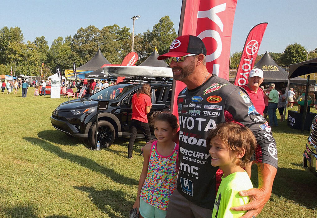 Gerald Swindle posed with two of his young fans during a B.A.S.S. tournament (Photo by Seigo Saito/B.A.S.S.)