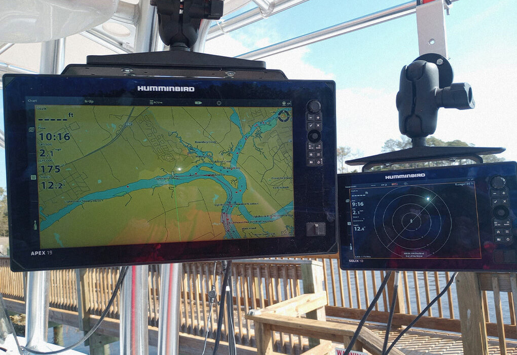 comparison of Humminbird Apex 19 to Solix 10 fish finder