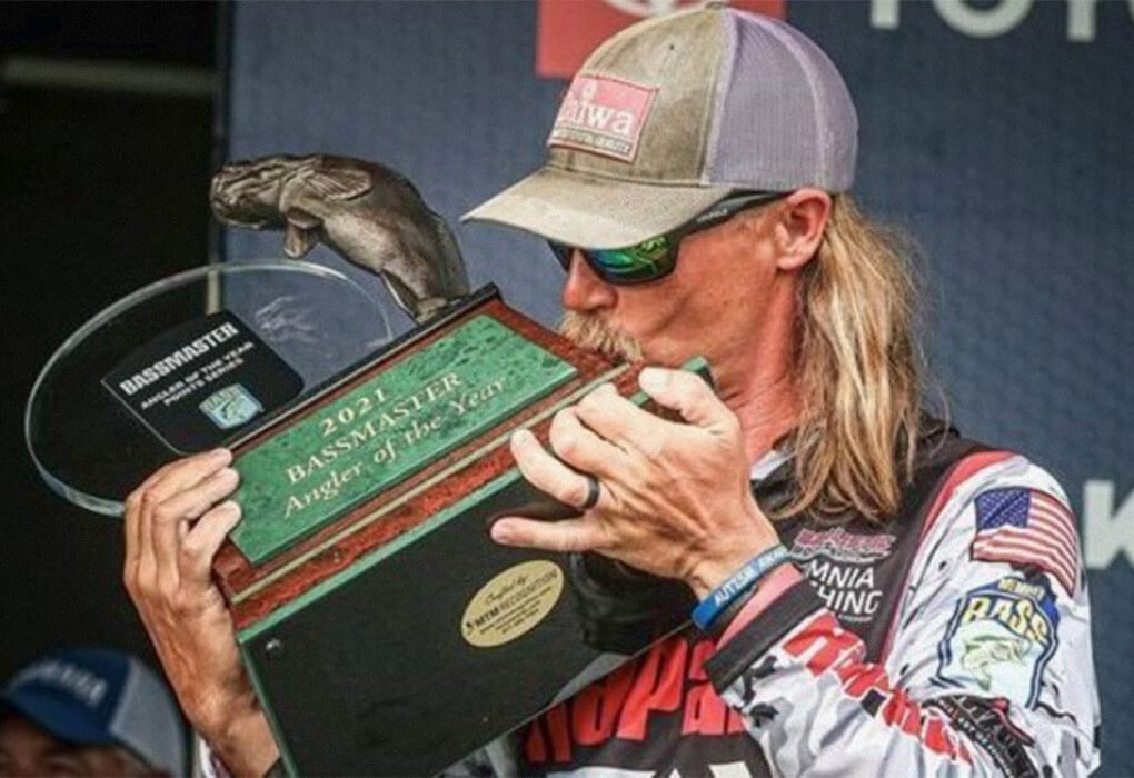 Seth Feider kissed the Bassmaster Angler of the Year trophy after clinching the points race in a tournament on July 16 on the St. Lawrence River (photo by Seigo Saito/B.A.S.S.)