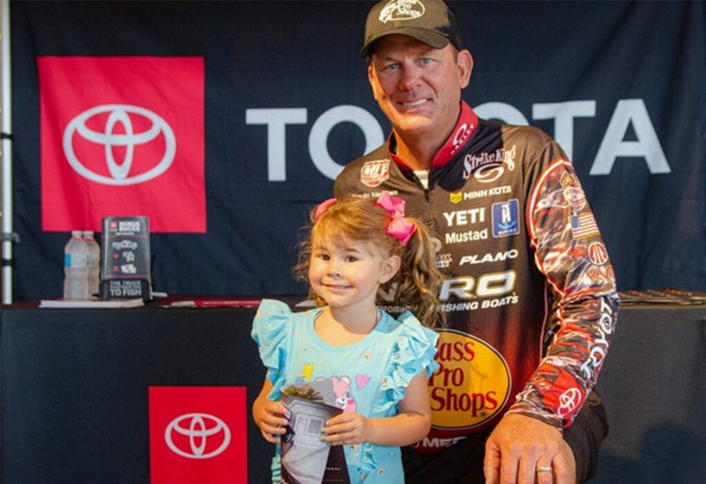 Kevin VanDam posed with one of his young fans at a Bass Pro Shops event. (Photo by Rachel Dubrovin/Major League Fishing)